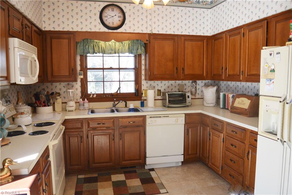 552 Lindley Road Greensboro, NC 27410 - Photo 8 of 30 Solid wood cabinets and plenty of counter top. This is a big kitchen for a townhome!