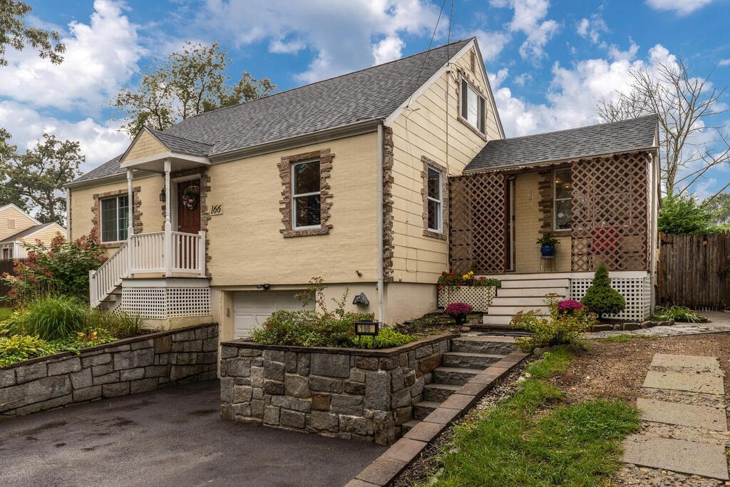166 Bridle Road Billerica, MA 01821 - Photo 4 of 35 Gallery Image 4