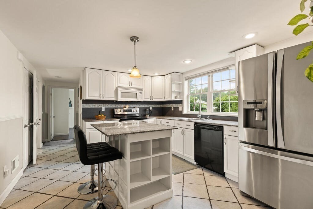 166 Bridle Road Billerica, MA 01821 - Photo 10 of 35 Gallery Image 10