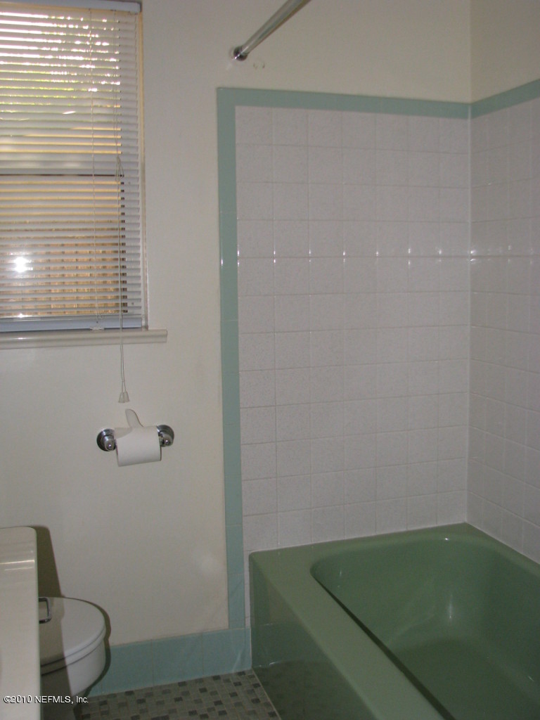 8208 Barracuda Road Jacksonville, FL 32244 - Photo 17 of 19 Hall Bathtub