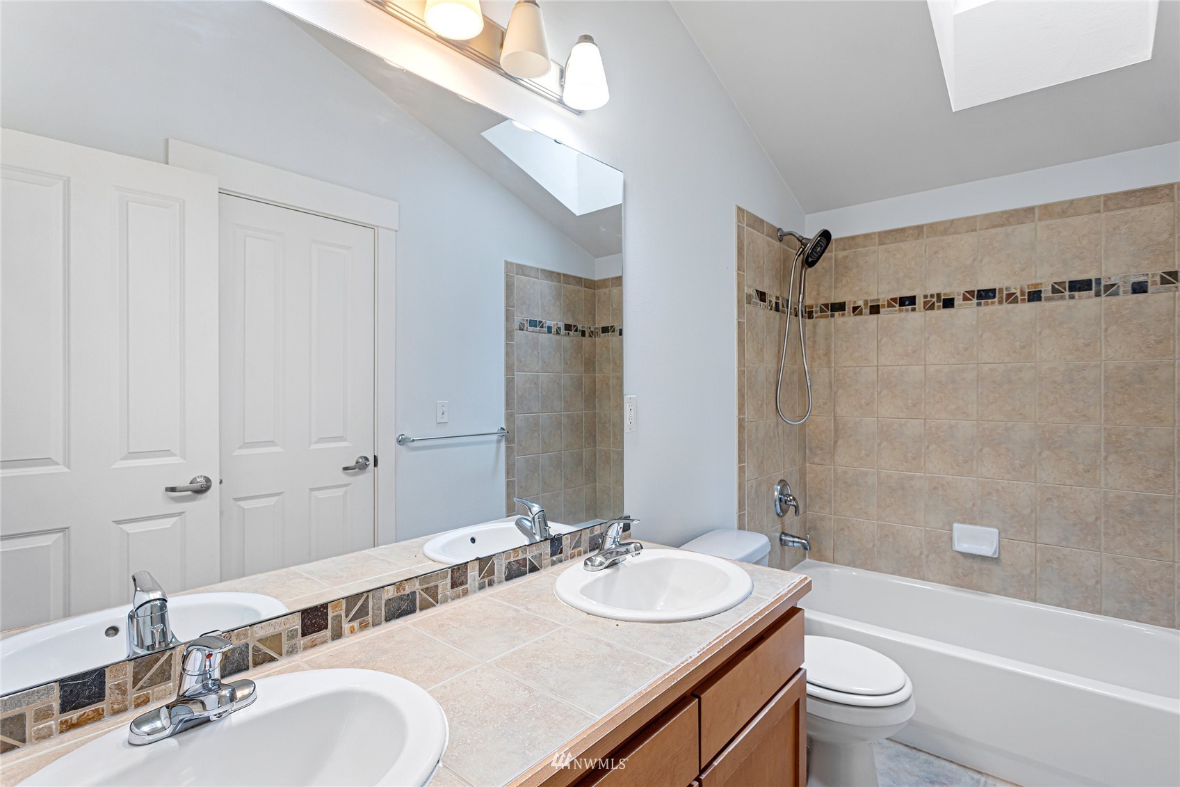 8811 Midvale Avenue North, Unit A Seattle, WA 98103 - Photo 19 of 28 Gallery Image 19