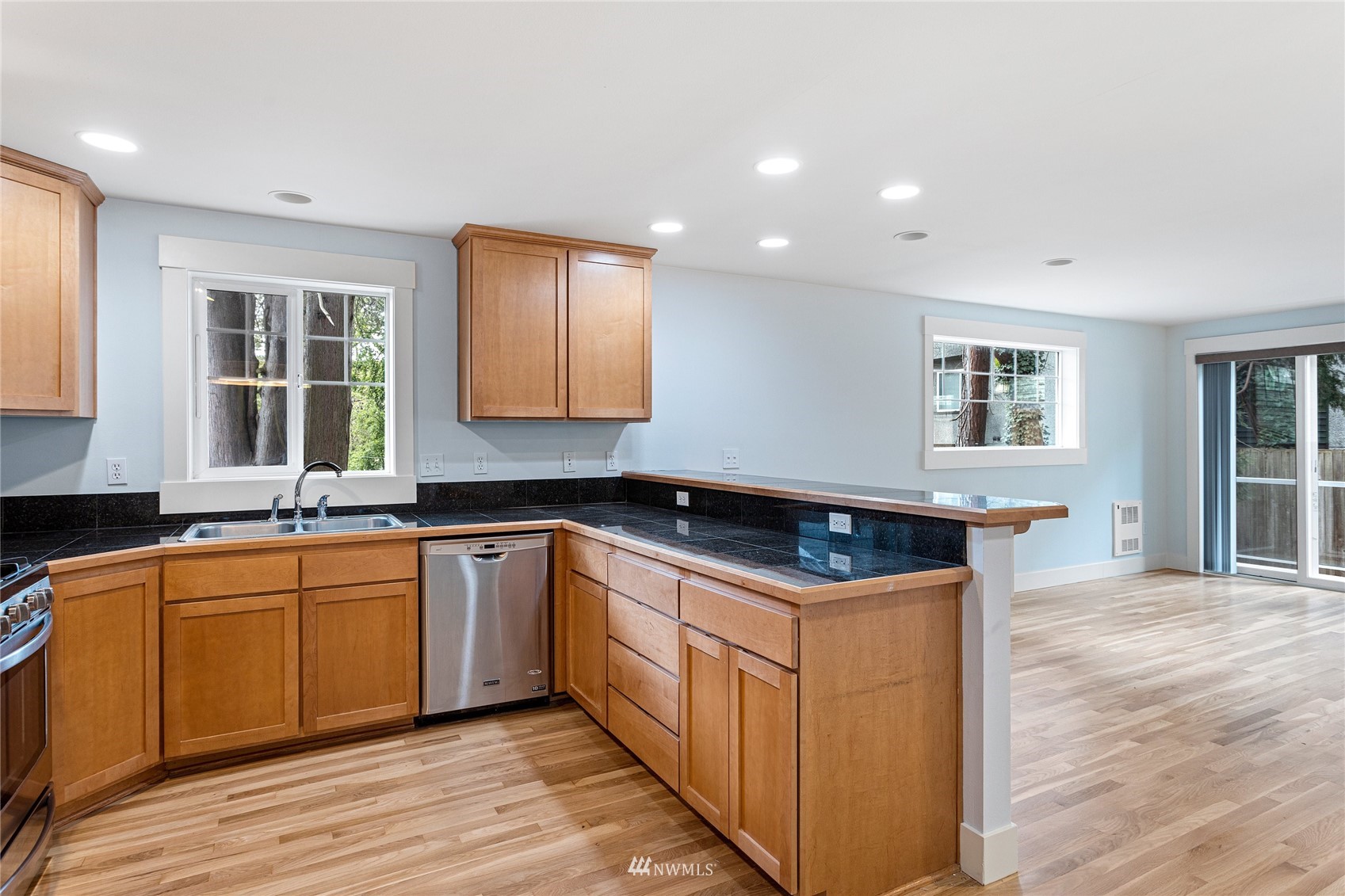 8811 Midvale Avenue North, Unit A Seattle, WA 98103 - Photo 9 of 28 Gallery Image 9