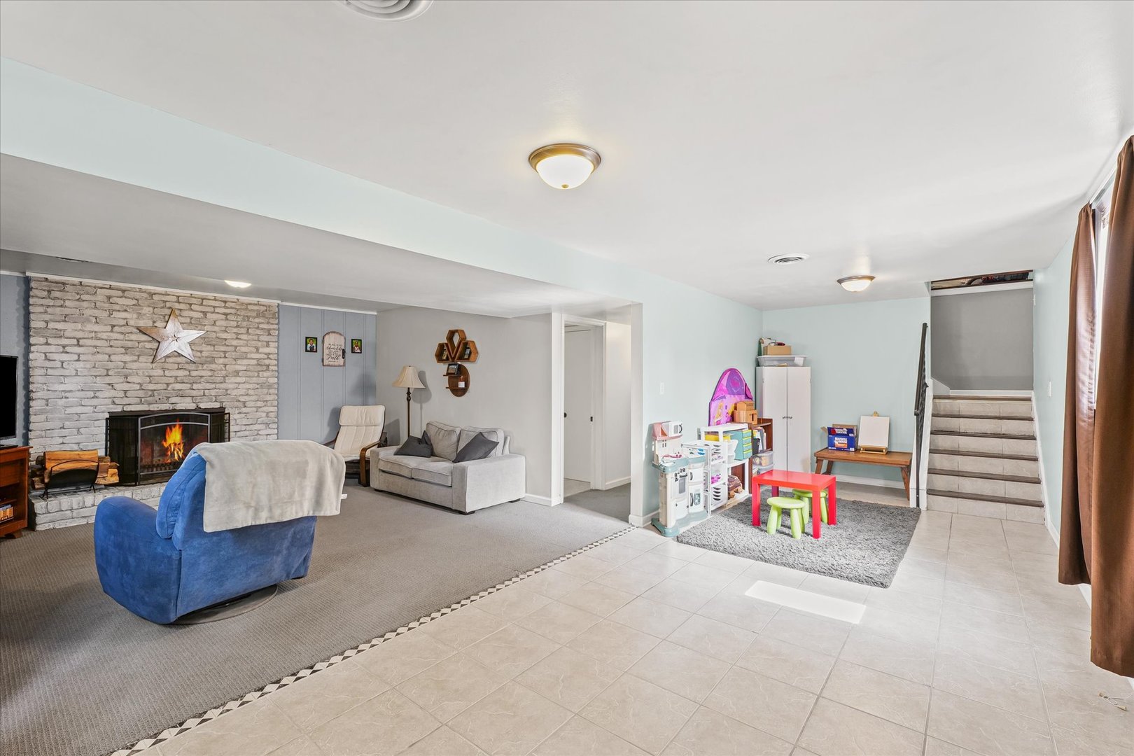 1011 Harrington Drive Champaign, IL 61821 - Photo 23 of 37 a living room with furniture and a couch