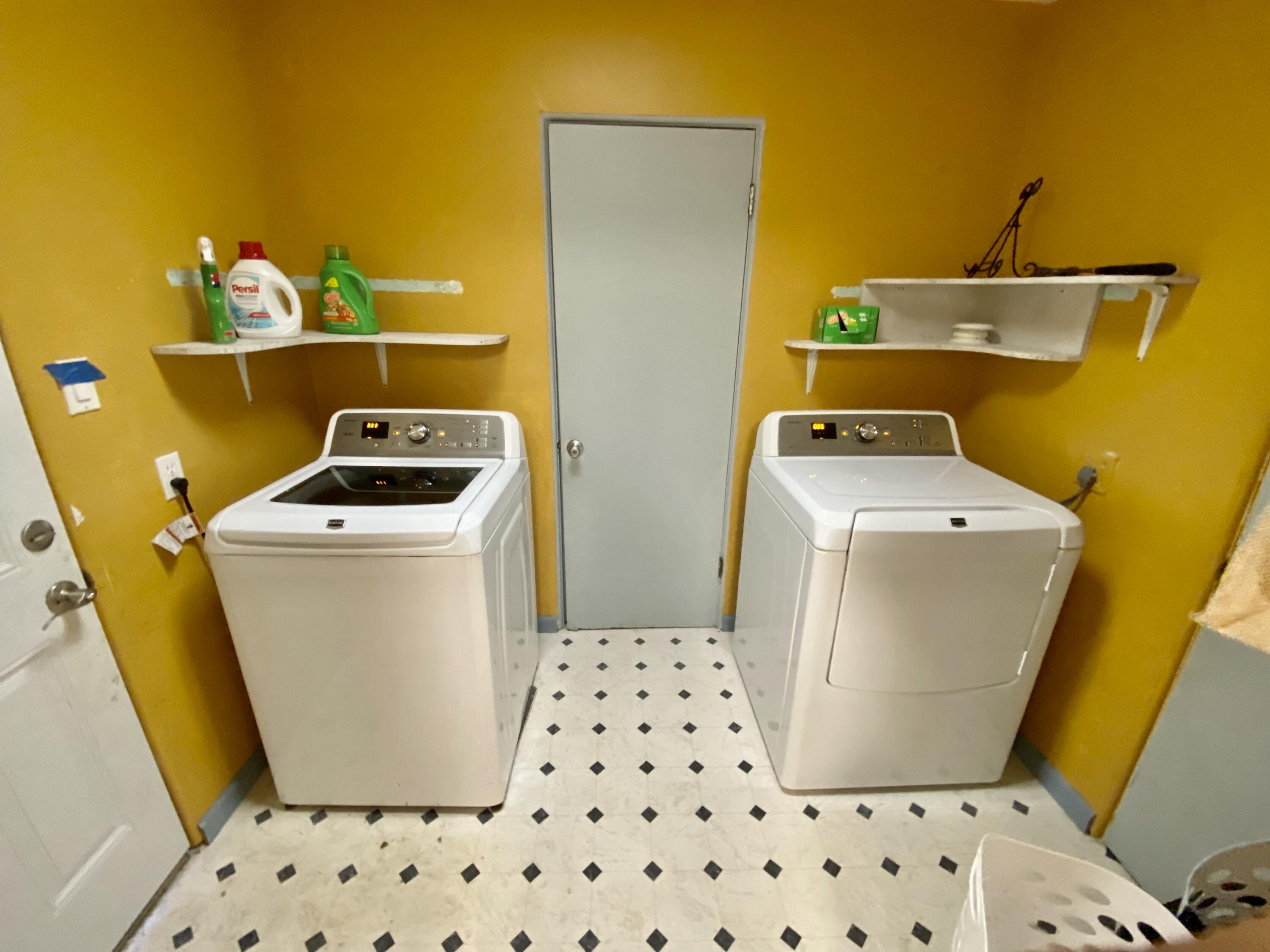 2890 Irwin Road Redding, CA 96002 - Photo 20 of 28 a utility room with dryer and washer