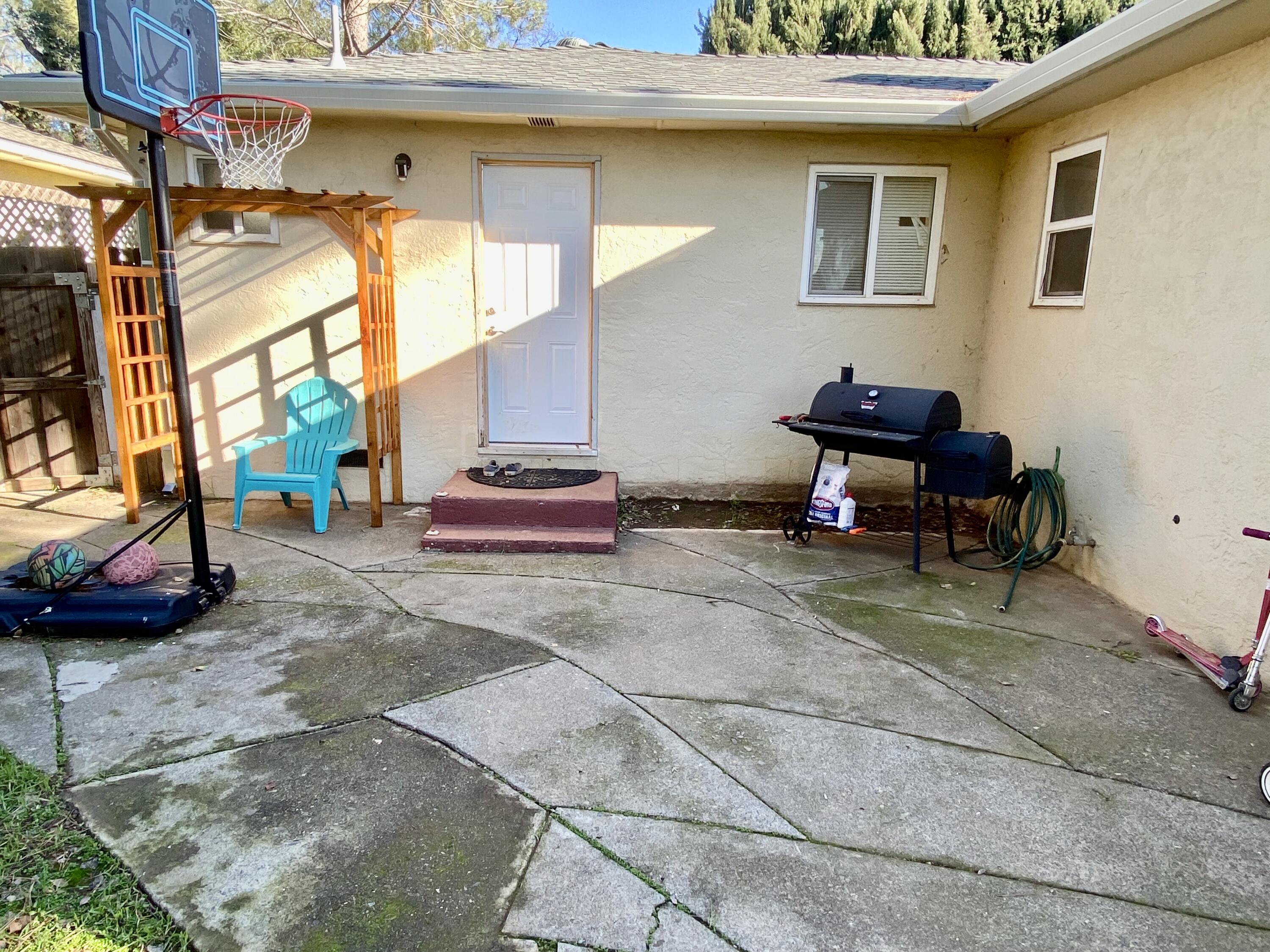 2890 Irwin Road Redding, CA 96002 - Photo 21 of 28 a backyard of a house with outdoor seating