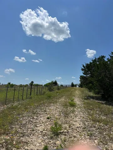a view of a back yard