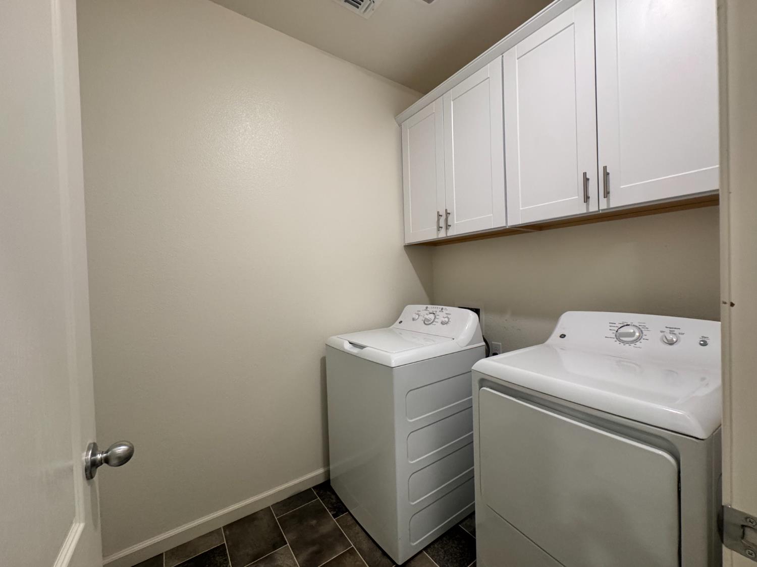 4271 Freemark Avenue Merced, CA 95348 - Photo 14 of 37 a utility room with dryer and washer