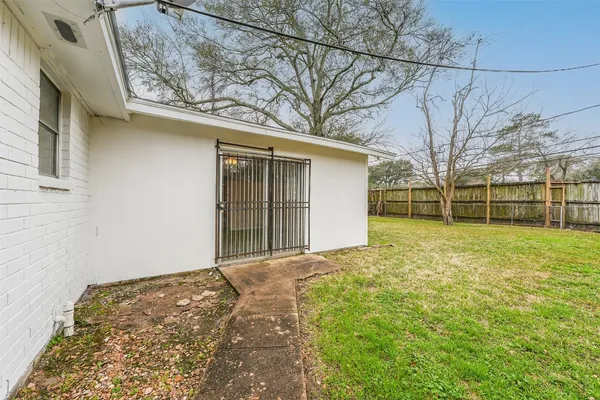 a view of a backyard