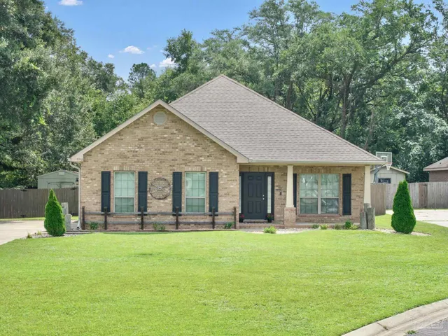 a view of a house with backyard and porch