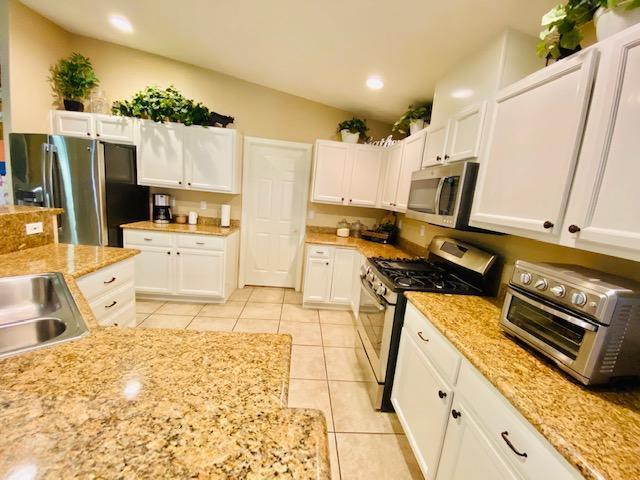 68190 Modalo Road Cathedral City, CA 92234 - Photo 11 of 36 Modalo_Kitchen2