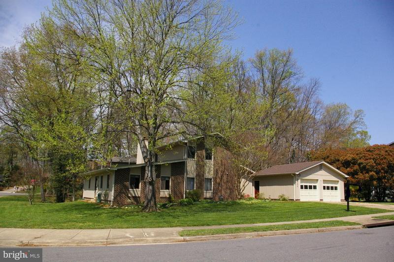 Beautiful 3400sf home on 1/3 acre corner lot!