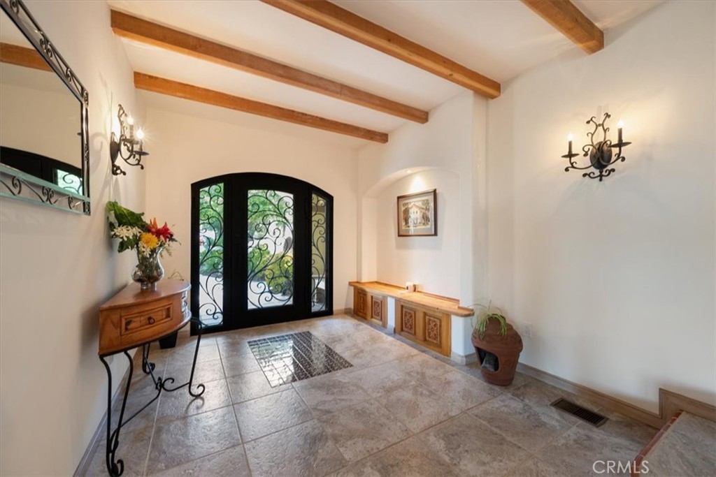 10662 Santa Ana Road Atascadero, CA 93422 - Photo 13 of 72 Inside view of front door