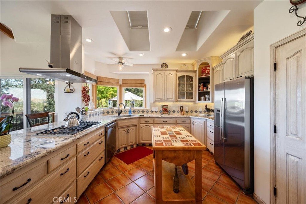 10662 Santa Ana Road Atascadero, CA 93422 - Photo 24 of 72 Kitchen
