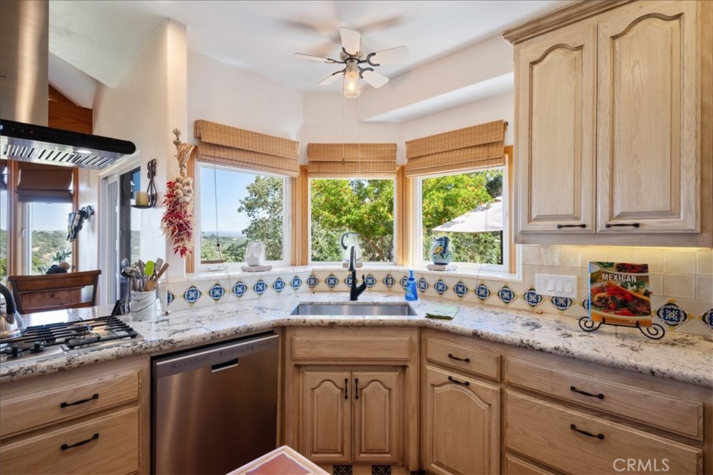 10662 Santa Ana Road Atascadero, CA 93422 - Photo 25 of 72 Kitchen