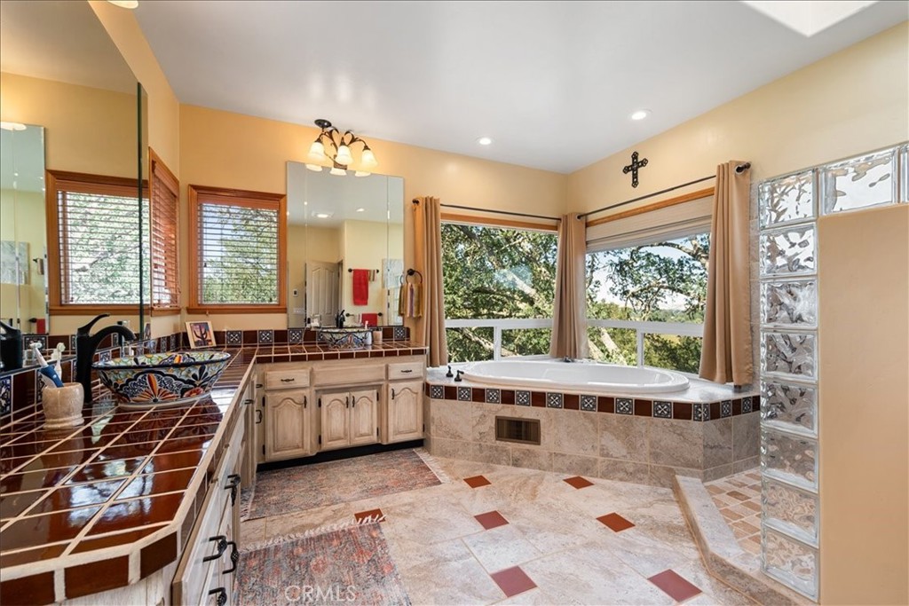 10662 Santa Ana Road Atascadero, CA 93422 - Photo 30 of 72 Master bath