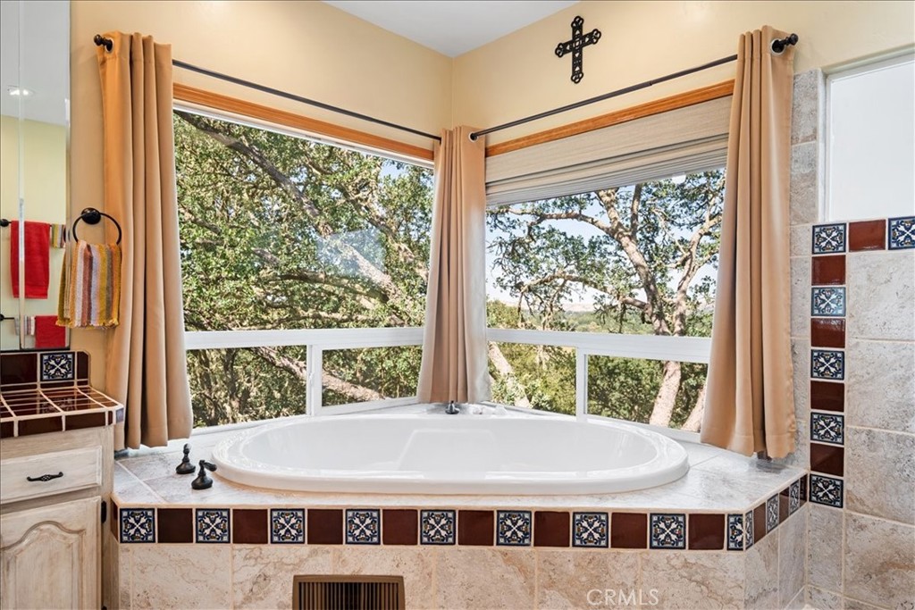 10662 Santa Ana Road Atascadero, CA 93422 - Photo 31 of 72 Master bath