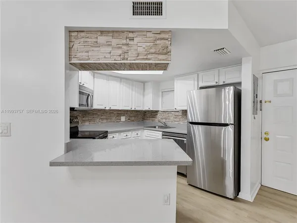 $2,200 | 8343 Lake Drive, Unit 205, Doral, FL 33166