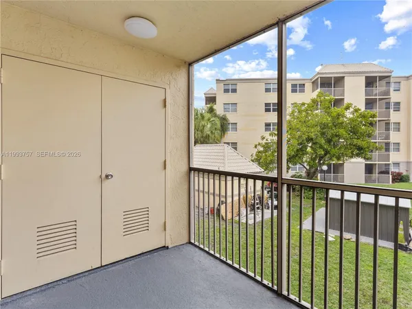 $2,200 | 8343 Lake Drive, Unit 205, Doral, FL 33166