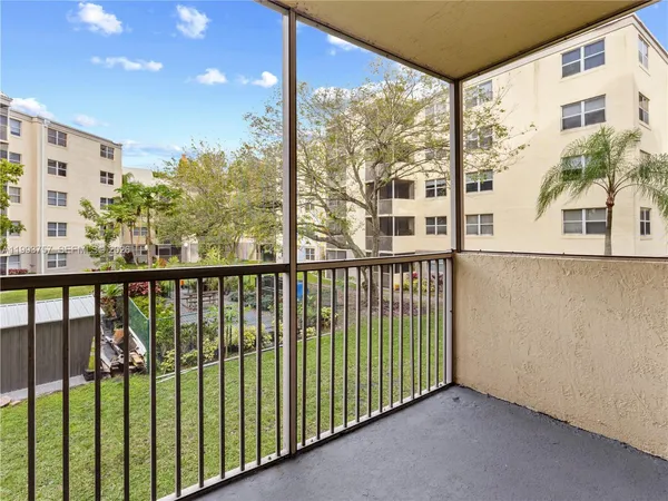 $2,200 | 8343 Lake Drive, Unit 205, Doral, FL 33166