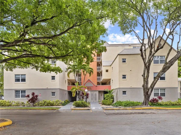$2,200 | 8343 Lake Drive, Unit 205, Doral, FL 33166