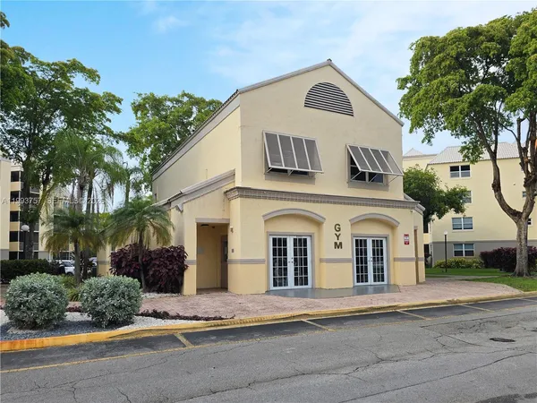 $2,200 | 8343 Lake Drive, Unit 205, Doral, FL 33166