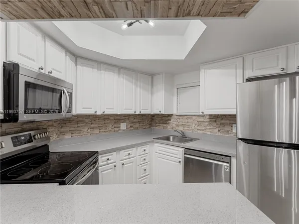 $2,200 | 8343 Lake Drive, Unit 205, Doral, FL 33166