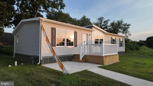 a view of backyard with deck and entertaining space