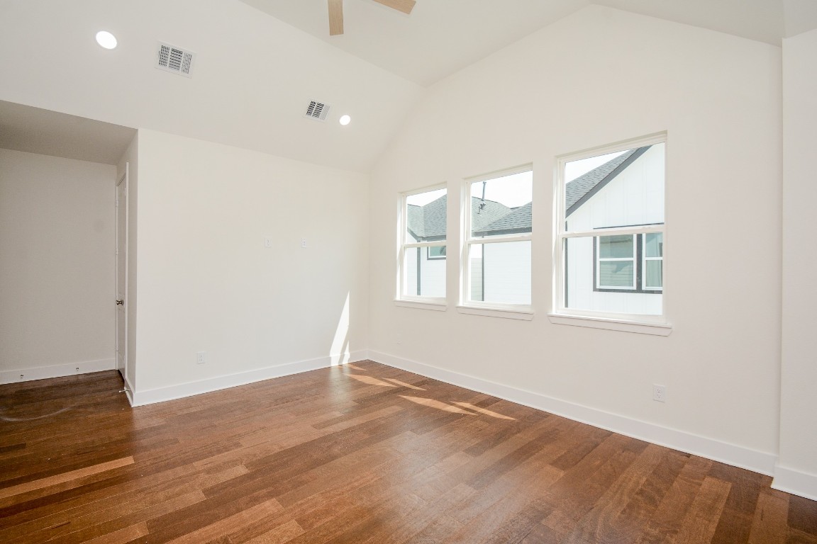 426 Sikes Street, Unit B Houston, TX 77018 - Photo 19 of 31 The primary bedroom has soaring ceilings, natural light.