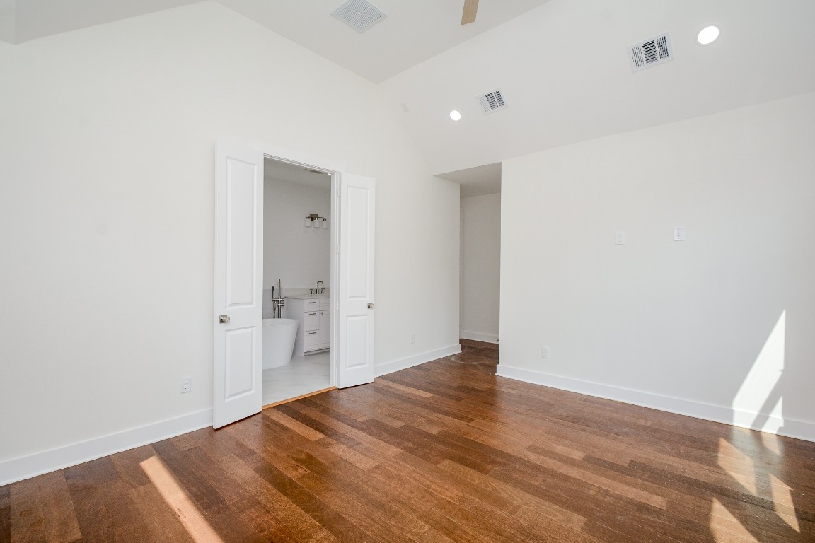426 Sikes Street, Unit B Houston, TX 77018 - Photo 20 of 31 Another view of the spacious primary bedroom.