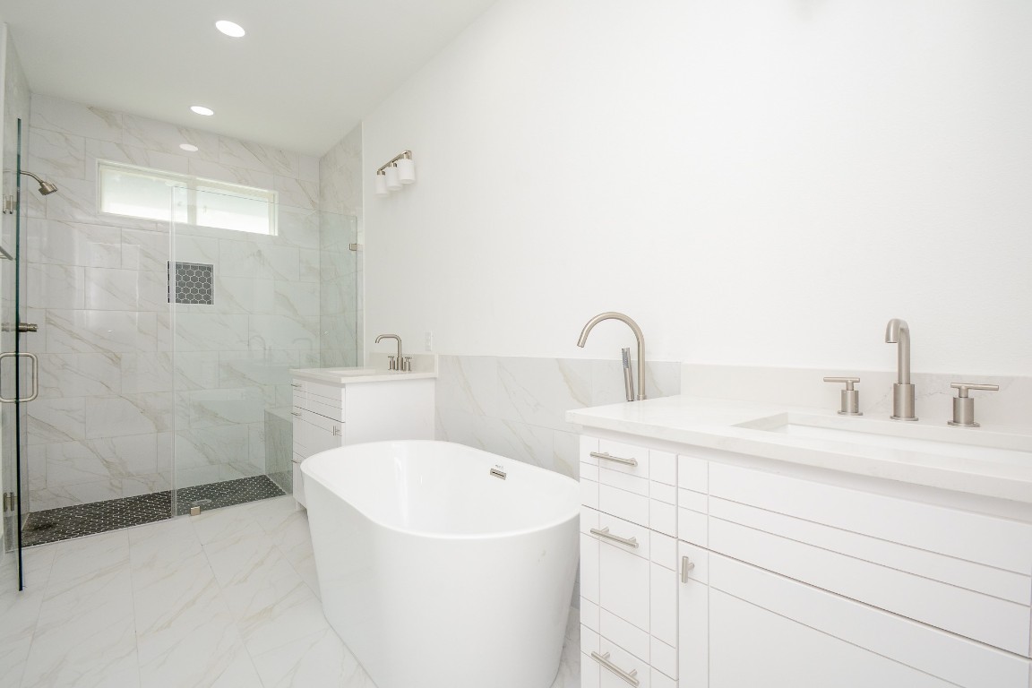 426 Sikes Street, Unit B Houston, TX 77018 - Photo 22 of 31 Stretch out for a luxurious bath in this spa-like bathroom.