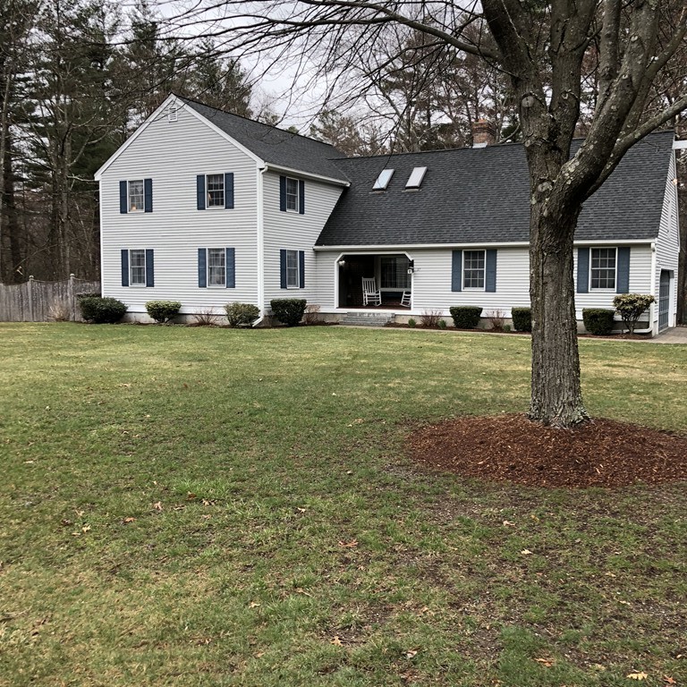 a view of house with a yard
