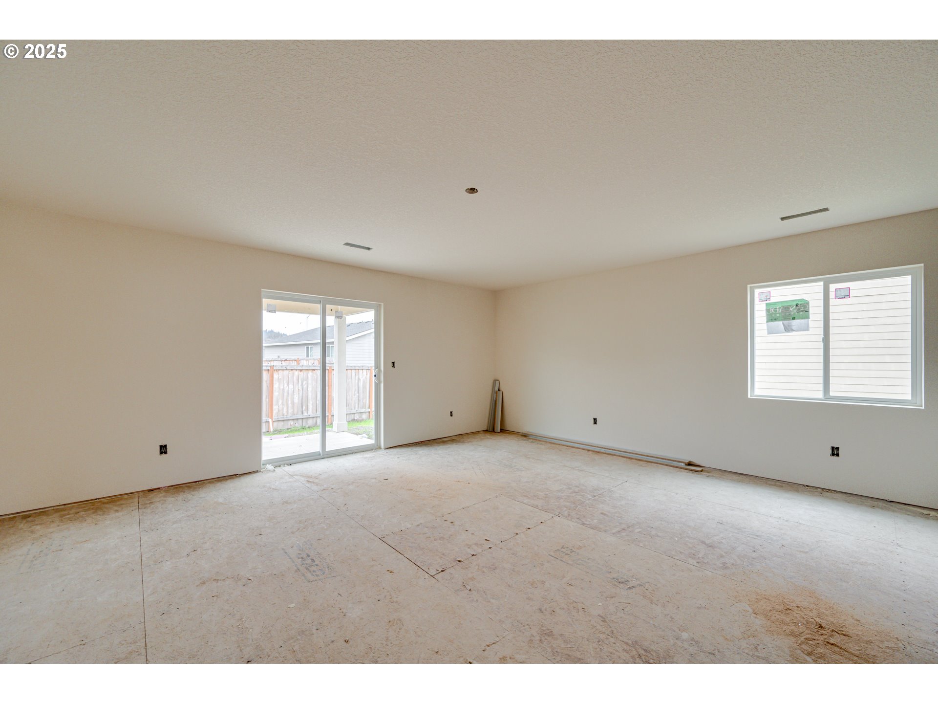 2008 Henderson Way Longview, WA 98632 - Photo 4 of 14 a view of an empty room with a window