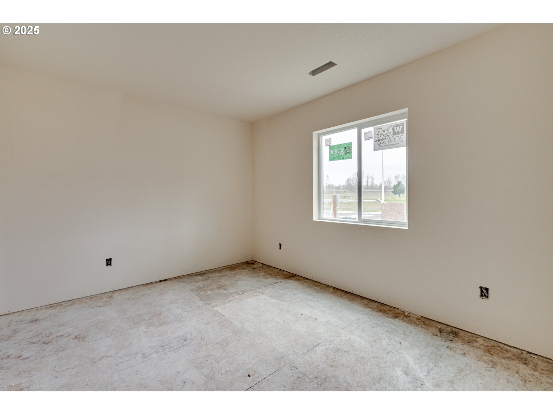 2008 Henderson Way Longview, WA 98632 - Photo 8 of 14 a view of an empty room with a window