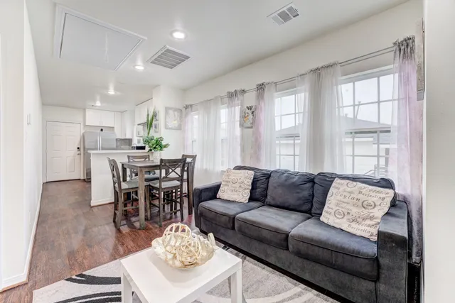 $2,350 | 2720 Truxillo Street, Unit 6, Houston, TX 77004