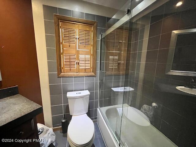 122 Elgin Way Bushkill, PA 18324 - Photo 31 of 32 a bathroom with a toilet a sink and a shower
