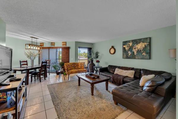 $270,000 | 5650 Camino Del Sol, Unit 205, Boca Raton, FL 33433