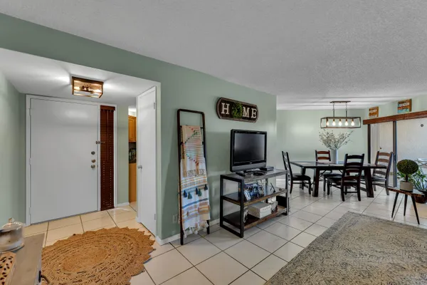 $270,000 | 5650 Camino Del Sol, Unit 205, Boca Raton, FL 33433