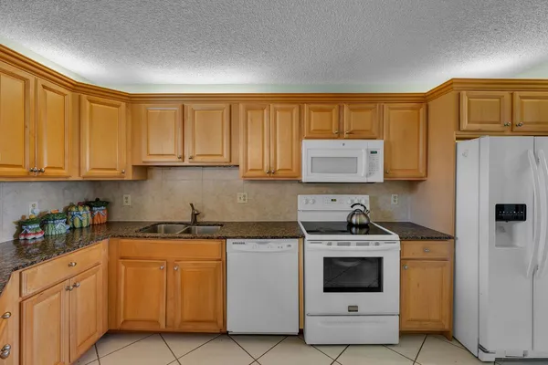 $270,000 | 5650 Camino Del Sol, Unit 205, Boca Raton, FL 33433