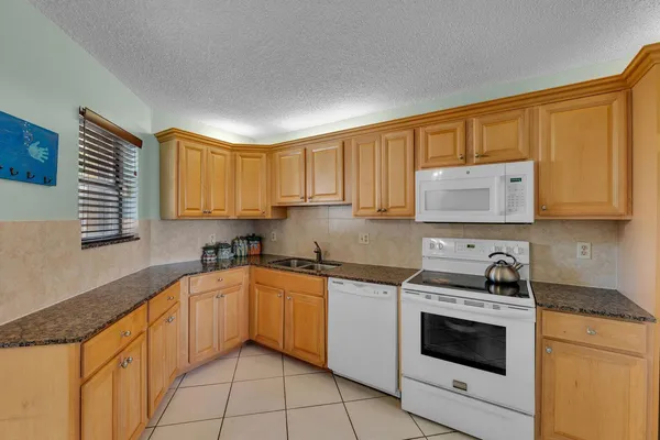 $270,000 | 5650 Camino Del Sol, Unit 205, Boca Raton, FL 33433