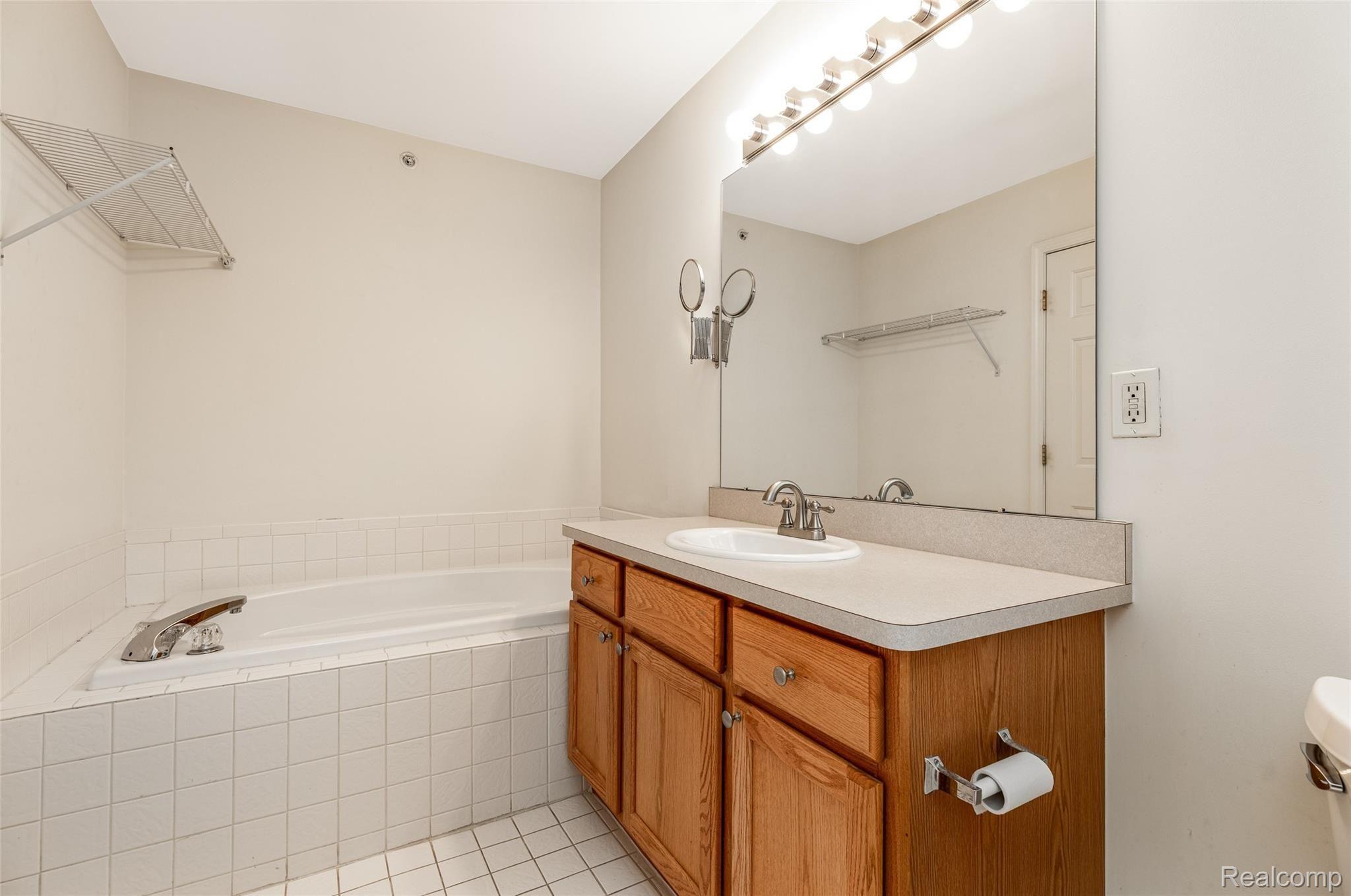 1411 Raliegh Place Troy, MI 48084 - Photo 23 of 27 22.MasterBathroom