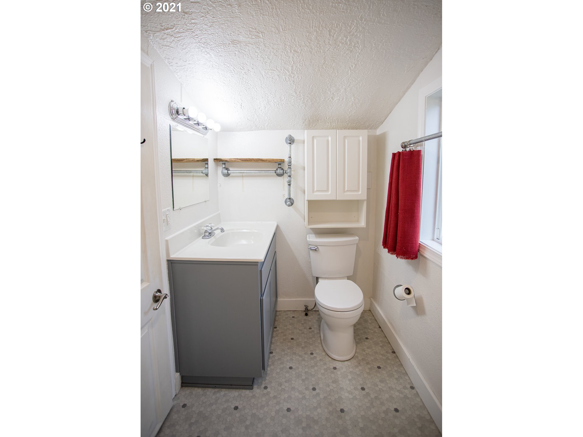 1231 D Street Springfield, OR 97477 - Photo 8 of 14 a bathroom with a sink toilet and shower