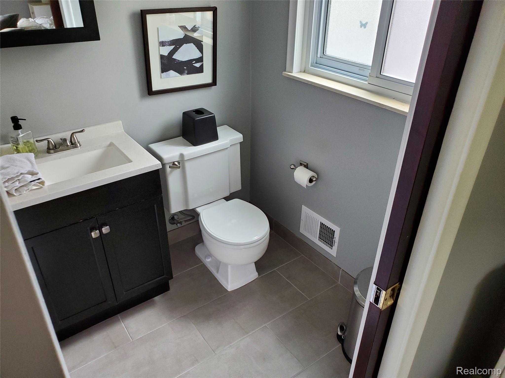 1871 Fair Oak Court Rochester, MI 48309 - Photo 13 of 25 Master Bath.jpg