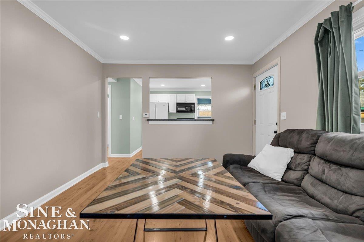 422 Edgewater Avenue Algonac, MI 48001 - Photo 6 of 29 50169318-fa1a011e-6694-498d-b4b6-dc9f0eee18cb.JPG