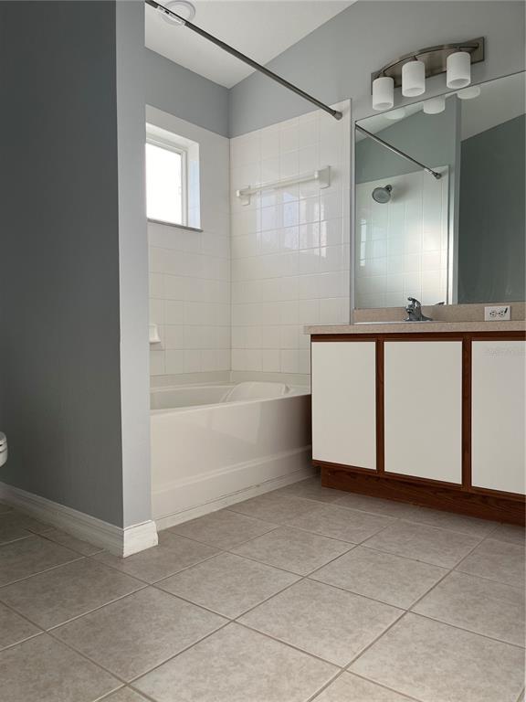 6407 Barksdale Way Riverview, FL 33578 - Photo 9 of 18 a bathroom with a bathtub and a sink