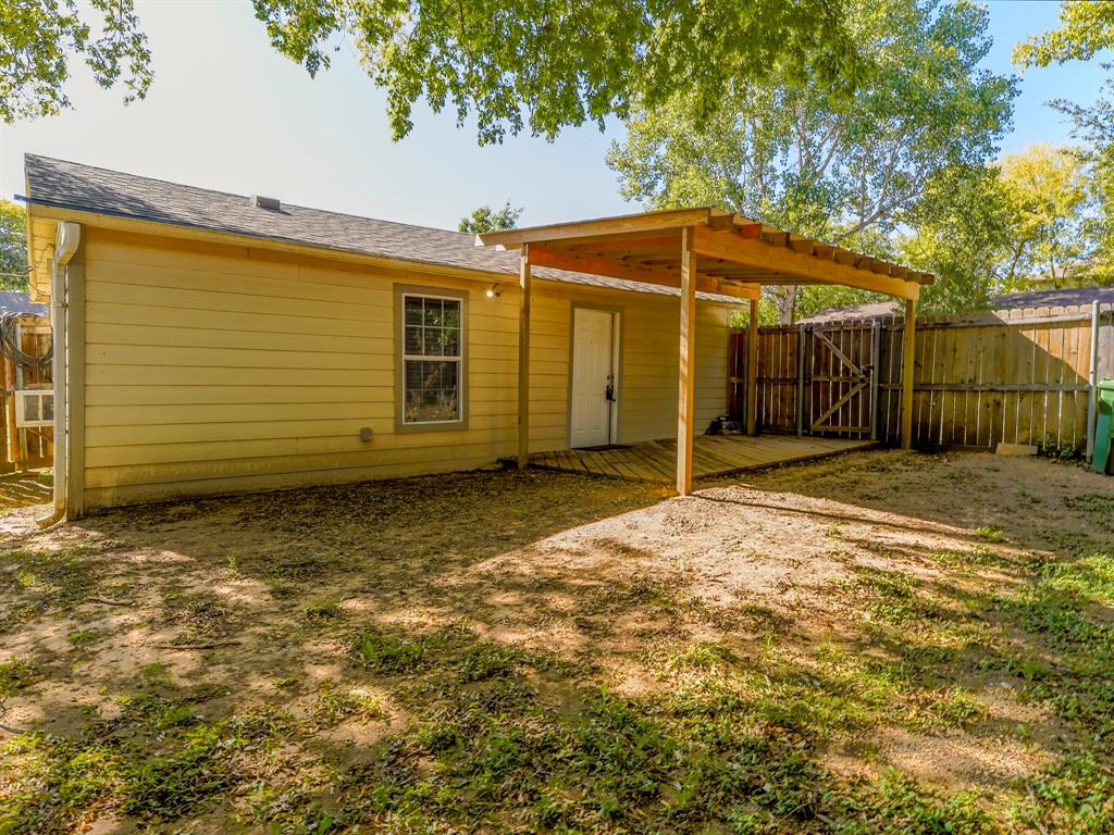 422 Washington Street Grapevine, TX 76051 - Photo 11 of 16 a view of a house with backyard