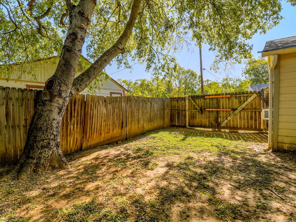 422 Washington Street Grapevine, TX 76051 - Photo 15 of 16 a backyard of a house with lots of green space