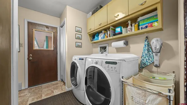 a view of a house with backyard and trees