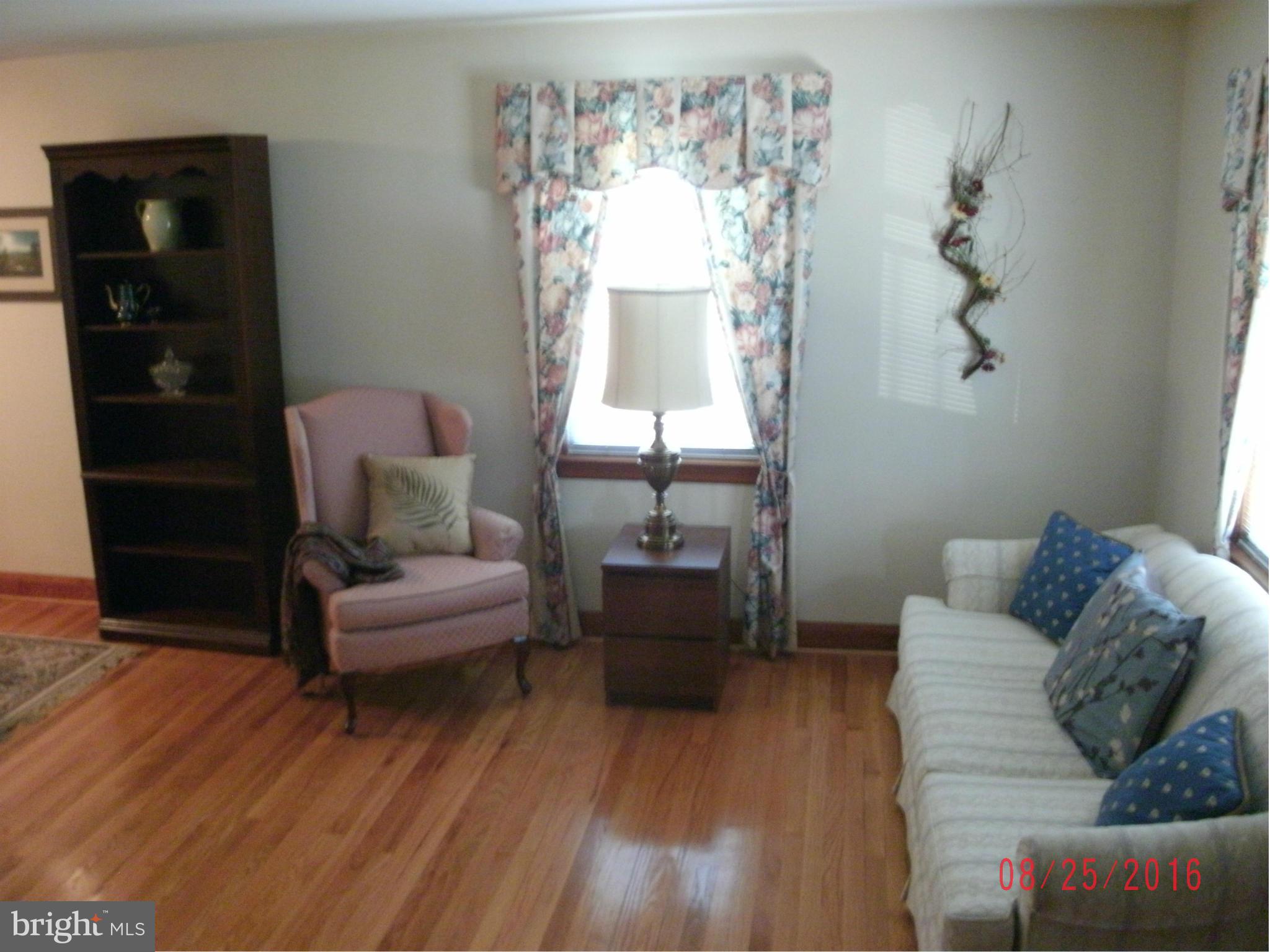 336 Nicholson Road Baltimore, MD 21221 - Photo 8 of 22 Living Room