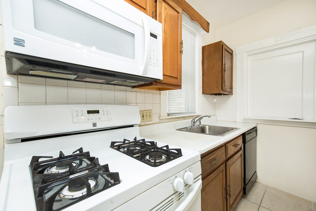 204 Maple Street Boston, MA 02132 - Photo 12 of 30