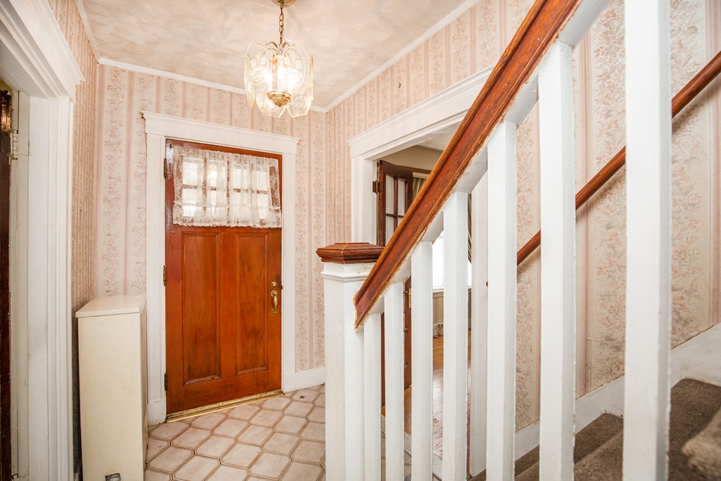 204 Maple Street Boston, MA 02132 - Photo 4 of 30